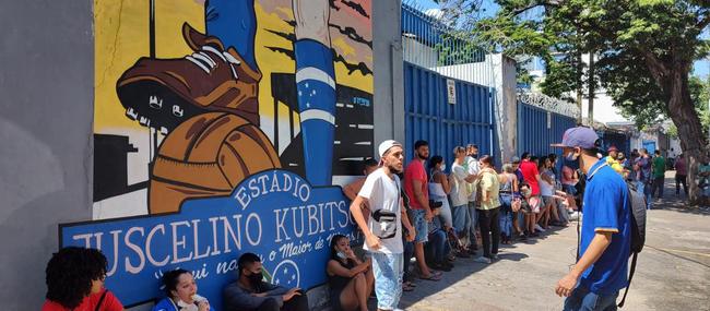 Torcida do Cruzeiro faz fila na bilheteria do Barro Preto