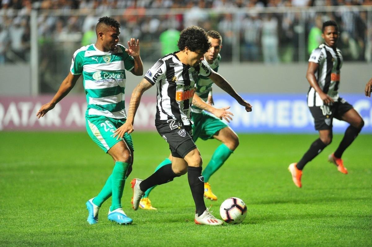 Cazares perde pnalti, Otero marca, mas rbitro invalida gol por invaso da grande rea