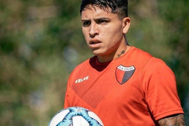 Facundo Farias, 18 anos, meia do Coln, da Argentina. O jogador tem caractersticas mais ofensivas, podendo atuar como extremo, mas tambm realiza funes de meio-campista. Recentemente, foi oferecido ao Palmeiras e ao Flamengo. Na temporada 2020/21, disputou 17 jogos e marcou quatro gols.
