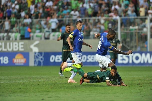 Aos 35 minutos do segundo tempo, Ded derrubou Matheusinho na rea. Os americanos reclamaram pnalti no lance, mas o rbitro Heber Roberto Lopes no marcou. O Cruzeiro venceu o clssico contra o Amrica por 2 a 1, neste domingo, no Independncia. 