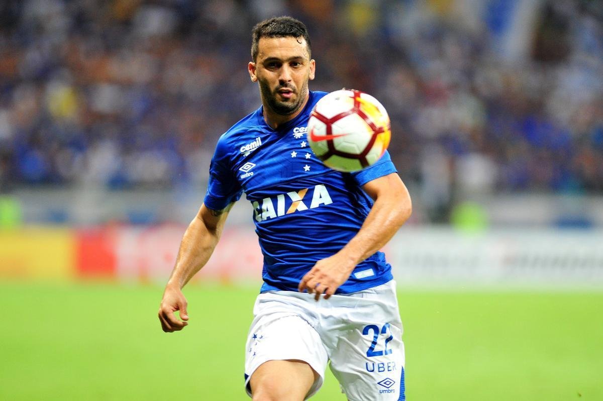 Contratado em janeiro ao Grmio, logo depois de vencer a Copa Libertadores de 2017, o lateral-direito Edilson foi importante nas conquistas do Cruzeiro. Especialmente no Campeonato Mineiro. Na deciso do Estadual, ele provocou a expulso de Otero, do Atltico, e ainda deu uma assistncia para o gol de Arrascaeta. Sofreu com problemas fsicos que o tiraram de muitos jogos, mas conseguiu disputar 38 partidas e marcar um gol. Ele deu quatro assistncias. 