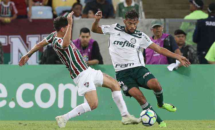 Meia do Bahia publica foto com jogador que provocou a torcida do