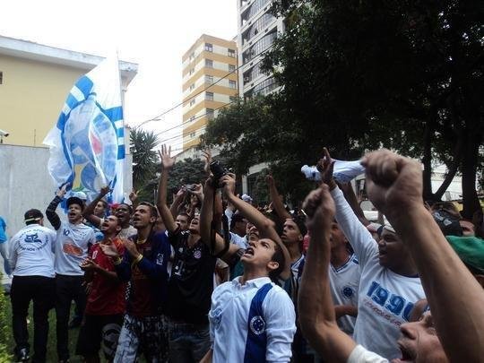 Novo reforo do Cruzeiro, Jlio Baptista foi recepcionado pelo presidente Gilvan de Pinho Tavares e acenou para torcedores da sacada da sede administrativa no Barro Preto