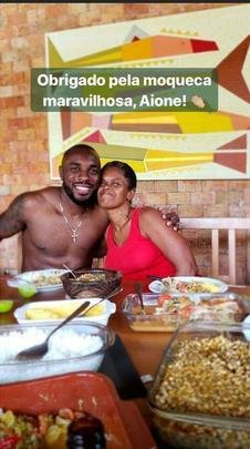 Zagueiro Manoel curte uma moqueca em seu primeiro destino de férias