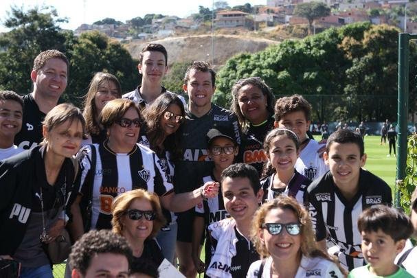 Na Cidade do Galo para tratamento de leso, Bernard, ex-jogador do Atltico e atualmente sem clube, foi a campo e atendeu torcedores 