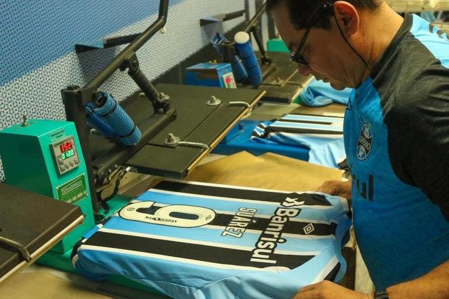 Luis Surez foi apresentado na Arena Grmio nesta quarta-feira (4/1)