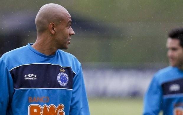 Alex Silva (zagueiro) - Irmo de Luiso, zagueiro que atuou pelo Cruzeiro no incio dos anos 2000 e um dos grandes dolos da histria do Benfica de Portugal, Alex Silva foi contratado em maro pela Raposa. Em sua terceira partida no clube - empate por 0 a 0 com o Atltico-GO, em Uberlndia, pela primeira rodada do Brasileiro -, o 'Pirulito' machucou o ligamento cruzado anterior do joelho esquerdo e precisou passar por cirurgia, perdendo assim o restante da temporada.