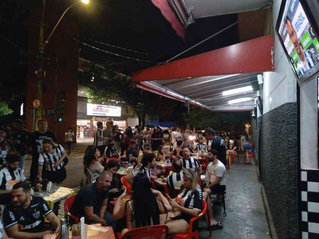 Torcedores do Galo comemoram classificao  final da Copa do Brasil no Bar do Salomo, tradicional reduto atleticano de Belo Horizonte