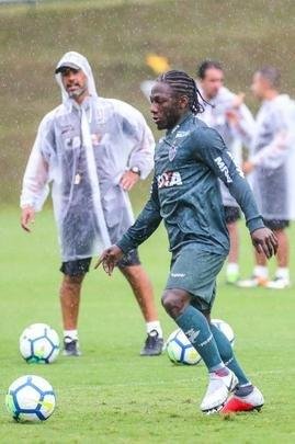 Atltico treinou sob chuva intensa na Cidade do Galo nesta quinta-feira  tarde