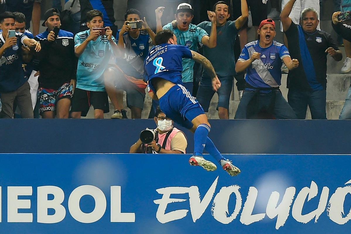 Sebastin Rodrguez empatou o jogo para o Emelec em cobrana de pnalti: 1 a 1