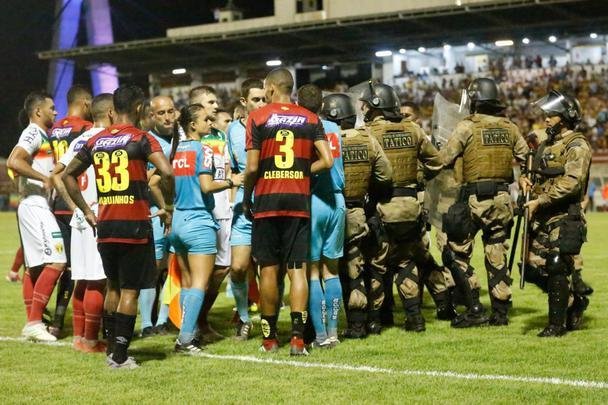 Leão foi eliminado por 2 a 1 para o Quadricolor em confronto único no estádio Augusto Bauer fim do jogo foi marcado por polêmica