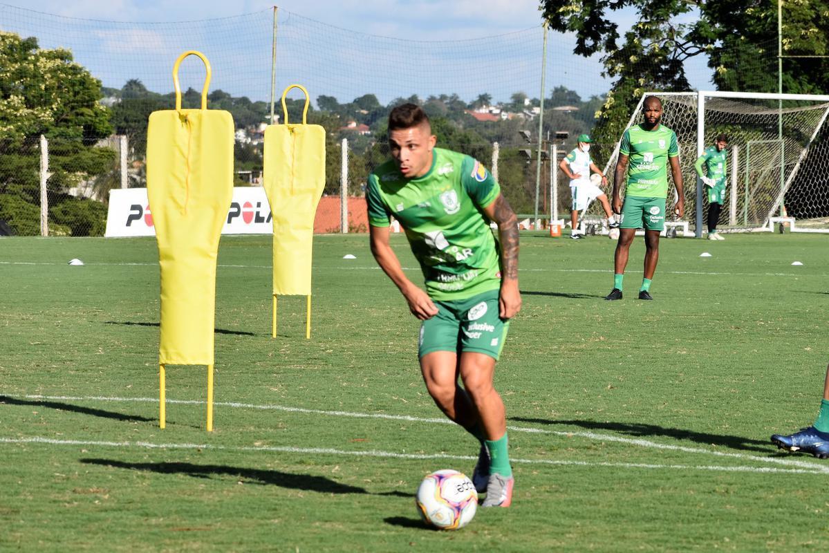 O América treinou na tarde desta segunda-feira (23), no CT Lanna Drumond, em Belo Horizonte. A atividade visou o confronto contra o Juventude, às 21h30 desta terça-feira (24), no Independência. A partida é válida pela 23ª rodada da Série B do Campeonato Brasileiro.