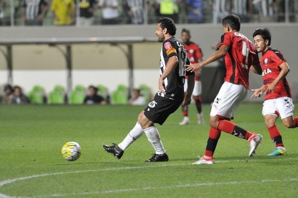 Atltico bate o Vitria por 2 a 1, no Independncia, com gols de Fred, e mantm briga pela liderana