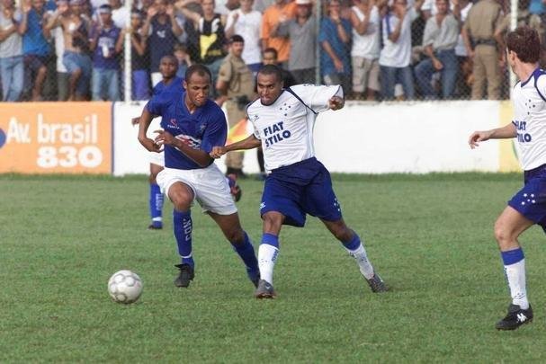 O primeiro passo do Cruzeiro em 2003 para alcanar a histrica Trplice Coroa foi dado em 16 de maro, com a conquista do Campeonato Mineiro de pontos corridos. A taa foi erguida de forma antecipada com a vitria por 4 a 0 sobre a URT, no estdio Zama Maciel, em Patos de Minas, pela 11 rodada. Deivid, Aristizbel, Alex e Maurinho marcaram os gols do triunfo. Em seguida, o elenco deu a volta olmpica, ergueu a taa diante dos cruzeirenses e desfilou em carro aberto pela cidade do interior de Minas. No retorno a BH, naquele mesmo dia, o grupo foi recebido com festa pela torcida no Aeroporto da Pampulha. O Cruzeiro foi campeo estadual invicto. O ltimo jogo foi contra o Tupi, no Mineiro.