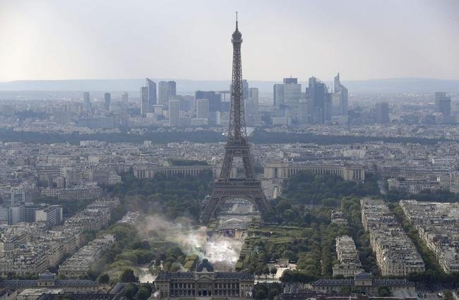 Torcedores franceses tomaram principais pontos tur�sticos e avenidas de Paris para celebrar o bi mundial
