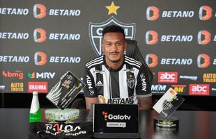 Edenilson foi apresentado pelo Atltico nesta tera-feira (3/1), ao lado do diretor de futebol do clube, Rodrigo Caetano