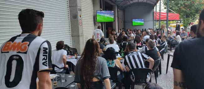 Torcedores do Atlético festejam título em bares de BH