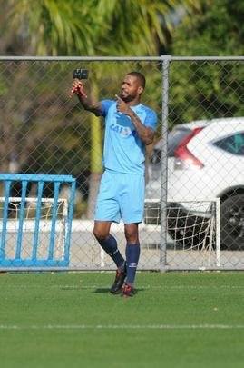 Mano Menezes voltou a fechar treino na Toca da Raposa II e permitiu imagens apenas do aquecimento. O certo é que o treinador voltará a contar com o Cruzeiro ideal diante do Boca Juniors, na quinta-feira, no Mineirão. Todos os atletas estão à disposição para duelo de volta das quartas de final da Libertadores