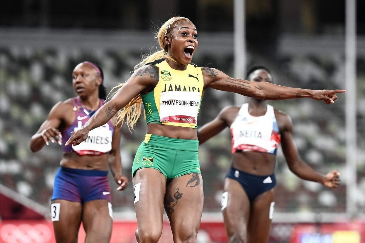 Fotos espetaculares da vitria da jamaicana Elaine Thompson-Herah nos 100m rasos dos Jogos Olmpicos de Tquio com o tempo de 10s61. A velocista quebrou o recorde olmpico e comandou o pdio jamaicano ao lado de Ann Fraser-Pryce, prata, e Shericka Jackson, bronze.