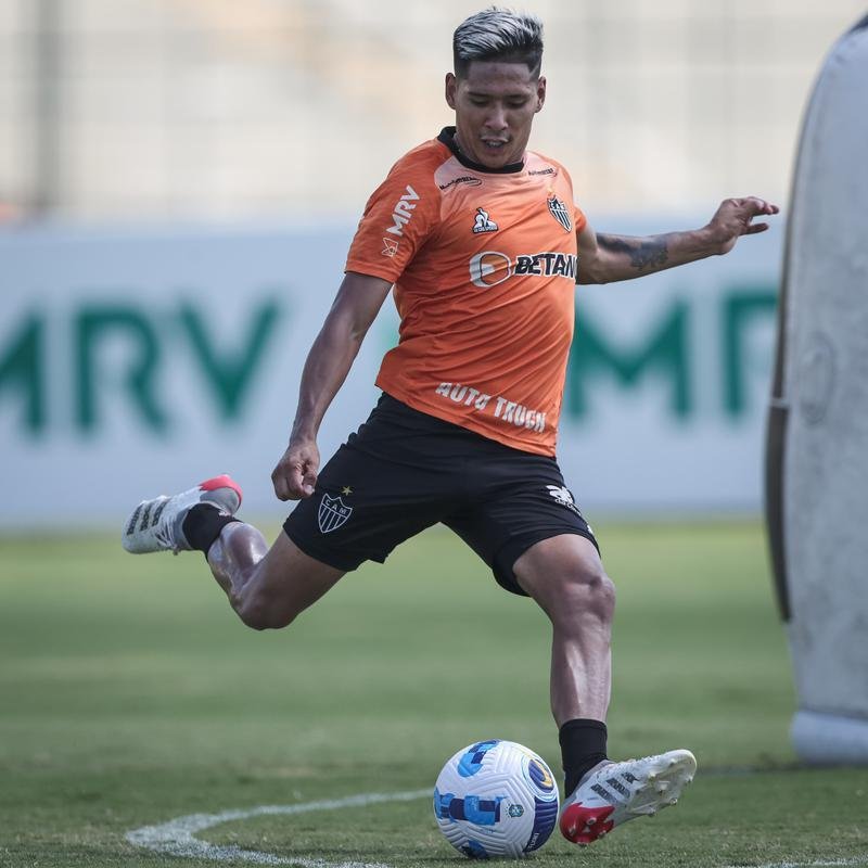 Fotos do primeiro treino de Junior Alonso no retorno ao Atltico