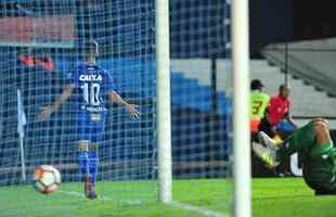 Fotos do primeiro tempo de Racing e Cruzeiro, no El Cilindro, pela Copa Libertadores. Arrascaeta empatou para o Cruzeiro, de cabea, aps cruzamento de Egdio