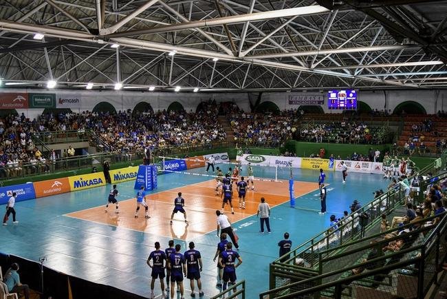 Cruzeiro se garantiu na decis�o do Sul-Americano de V�lei ao bater os argentinos do Policial Voley por 3 sets a 0, neste s�bado (5), no Gin�sio do Riacho, em Contagem. As parciais foram de 25/20, 29/27 e 25/16