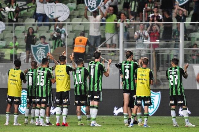 Jogadores e comiss�o t�cnica festejaram muito a vit�ria com a torcida no dia do anivers�rio de 110 anos do Am�rica
