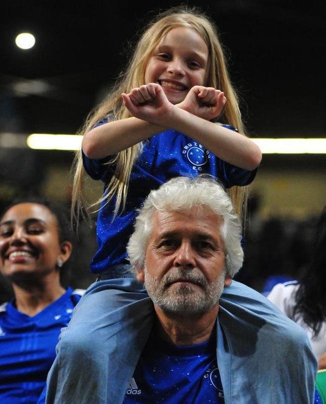 Alcia Reis, de 8 anos, em festa na torcida do Cruzeiro durante o empate por 1 a 1 com o Ituano, no Mineiro, pela Srie B de 2022