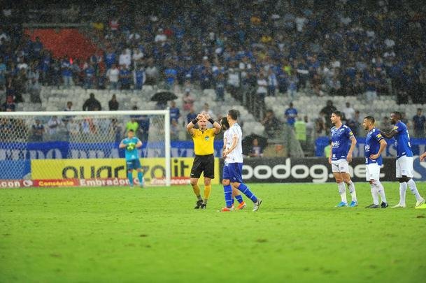 No segundo tempo, Cruzeiro no conseguiu a reao, levou bola na trave e ainda perdeu um pnalti com o meia Thiago Neves. Torcida se revoltou e atirou sinalizadores em campo