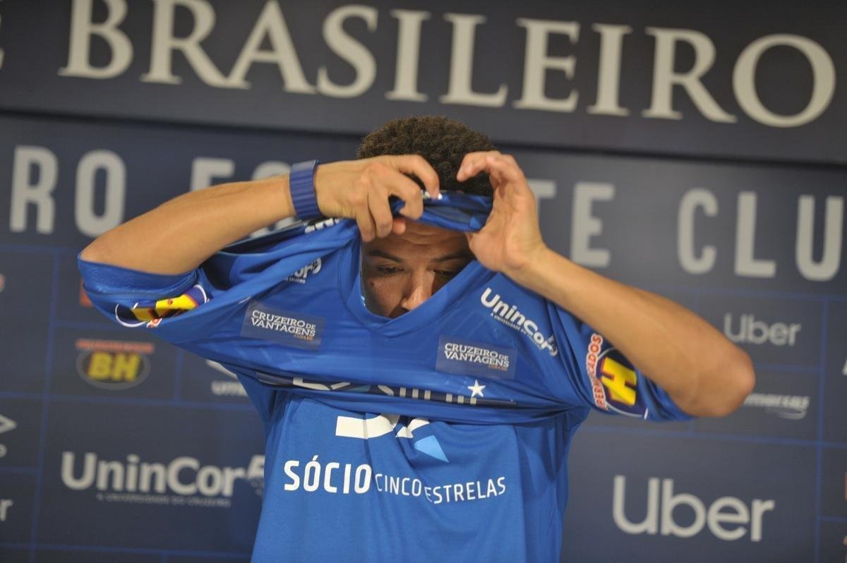 Fotos da apresentao de meia Marquinhos Gabriel no Cruzeiro (Alexandre Guzanshe/EM D.A Press)