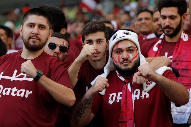 Torcedores de Catar e Senegal nas arquibancadas do Estdio Al Thumama