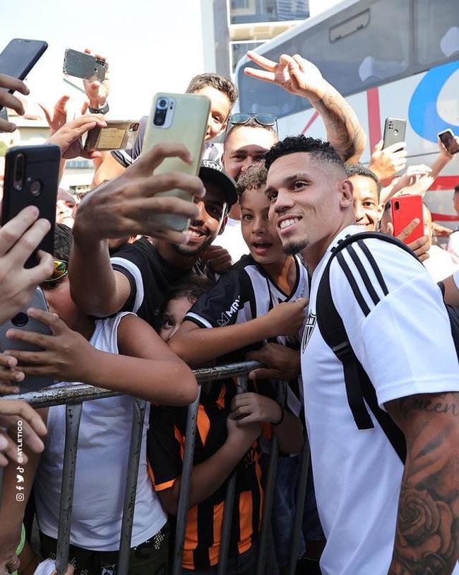 Torcedores recepcionam jogadores do Atltico em Ipatinga