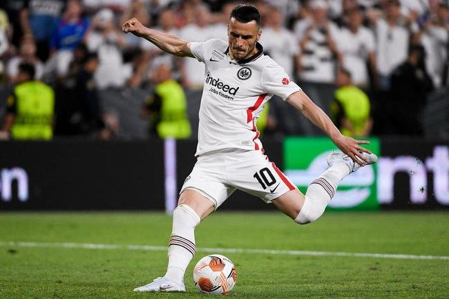 Meio-campo srvio Kostic cobra pnalti e converte para o Eintracht