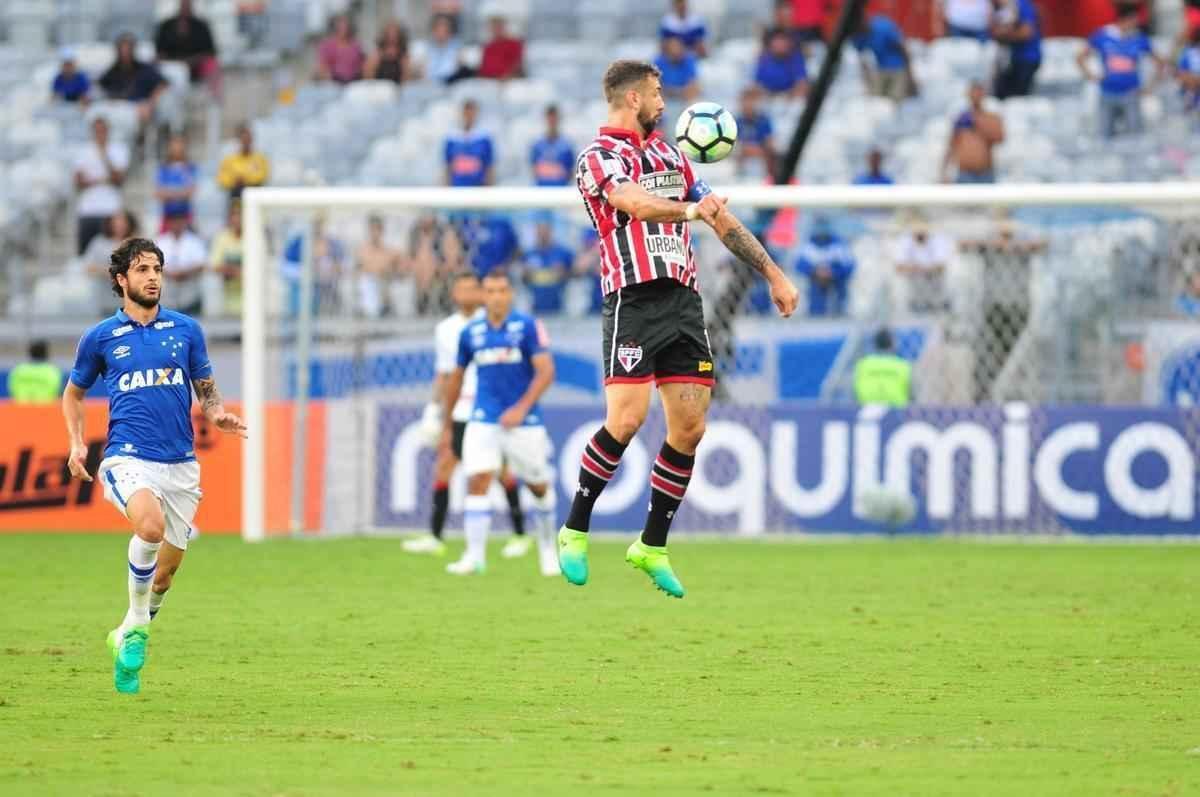 Partida no Mineiro marcou as estreias de Cruzeiro e So Paulo no Campeonato Brasileiro
