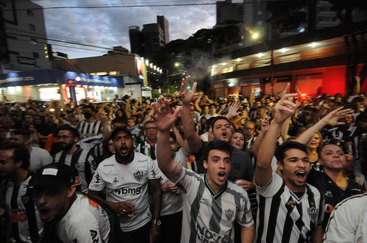 Atleticanos no Bar do Salomo, em BH, durante jogo contra o Bahia. Depois da vitria por 3 a 2 houve muita festa pelo ttulo brasileiro