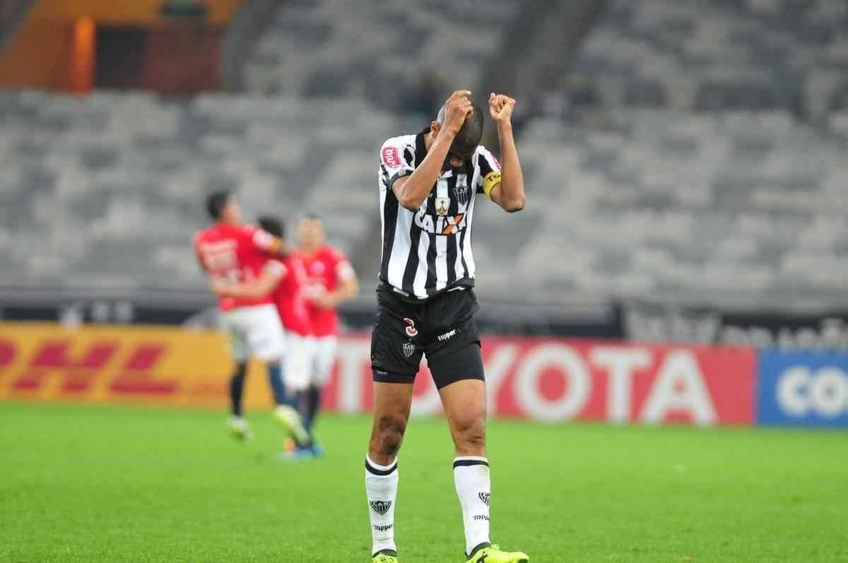 Irritados com eliminao para bolivianos no Mineiro, torcedores chegaram a oferecer dinheiro aos jogadores