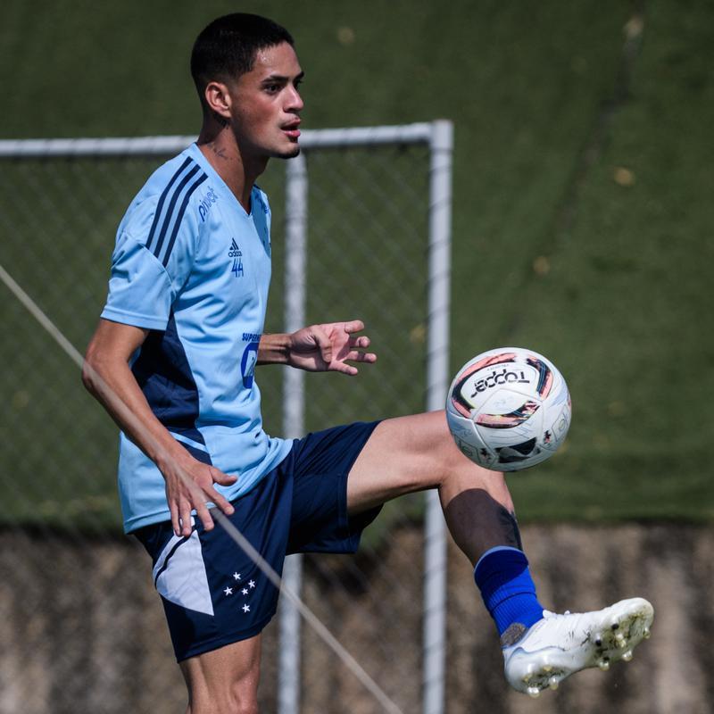 Fotos do treino do Cruzeiro nesta quinta-feira (4), na Toca da Raposa II, em Belo Horizonte. Time celeste enfrentar o Tombense no sbado, s 19h, no Mineiro, pela Srie B.
