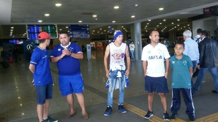 Jogadores do Cruzeiro embarcam, com o apoio da torcida