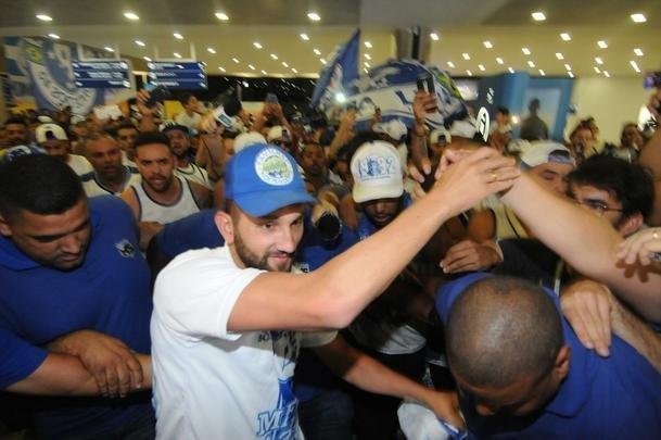 Atacante argentino Barcos foi recebido por dezenas de torcedores do Cruzeiro no aeroporto de Confins, na Grande Belo Horizonte. Jogador de 34 anos assinou vnculo com o clube mineiro por uma temporada