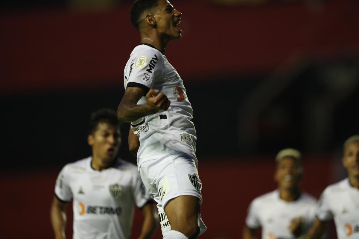 Em duelo pela 37 rodada do Brasileiro, o Atltico vence o Sport, na Ilha do Retiro, por 3 a 2