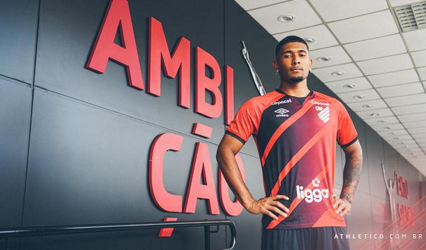 Athletico-PR anunciou o lateral Fernando