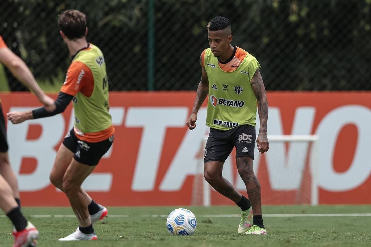 Aps a vitria por 2 a 1 sobre o Cuiab, neste domingo (24), pelo Campeonato Brasileiro, o elenco do Atltico se reapresentou e treinou na tarde desta segunda-feira (25), na Cidade do Galo, em Vespasiano. As atividades visaram o duelo de volta da semifinal da Copa do Brasil, contra o Fortaleza, que ocorrer na quarta-feira (27). Por ter vencido o jogo de ida por 4 a 0, no Mineiro, o Galo tem vaga encaminhada na deciso do principal torneio mata-mata do pas.