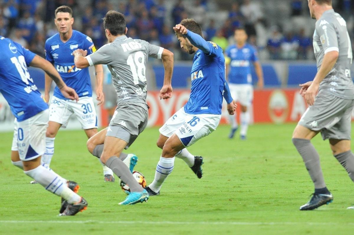 Aos dez minutos, Lucas Silva fez jogada individual e marcou o 2 gol do Cruzeiro em chute de fora da rea