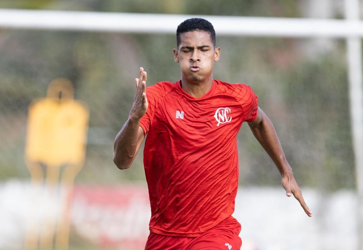 Jogadores do Náutico seguem trainando no CT Wilson Campos, sob a supervisão do técnico Gimar Dal Pozzo. Atletas e membros da comissão técnica são submetidos às medidas de saúde para evitar o contato e gerar possível foco de Covid-19.