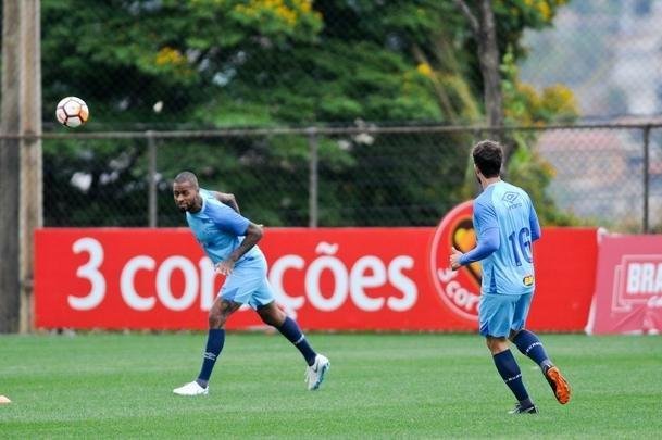 Cruzeiro treinou na tarde desta segunda-feira, na Toca da Raposa II, e embarcou para Buenos Aires horas depois. Na quarta, time enfrenta o Boca Juniors, na Bombonera, pela Copa Libertadores. O meia Arrascaeta, com dores na coxa esquerda, no viajou com a delegao. Tambm ficaram em Belo Horizonte o meia Mancuello e o atacante Sass.