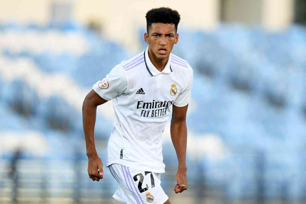 lvaro Rodrguez (Uruguai) - atacante de 18 anos defende o Real Madrid