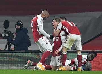 Everton e Leicester também avançam no torneio; assista aos gols 