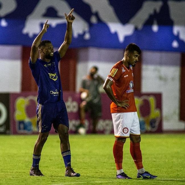 Fotos da goleada do Cruzeiro sobre o Tombense por 3 a 0, neste sbado, no Almeido, em Tombos, pela sexta rodada do Campeonato Mineiro. Time celeste  lder, com 15 pontos. Gols foram de Daniel Jnior, Giovanni e Thiago