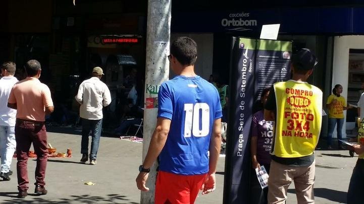 Torcedores do Cruzeiro saem às ruas com a camisa do clube, em dia de decisão