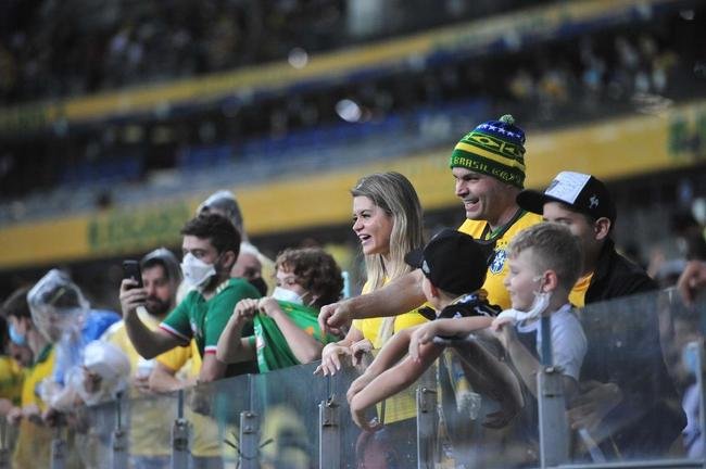 Fotos da torcida no Mineiro durante a vitria do Brasil sobre o Paraguai, por 4 a 0, pela 16 rodada das Eliminatrias da Copa do Mundo do Catar